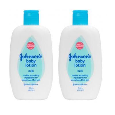 Bộ 2 chai sữa tắm chứa Vitamin A & E Johnson & Johnson - 200ml