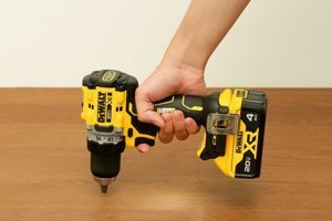 Máy khoan cầm tay 20V Dewalt DCD800M2