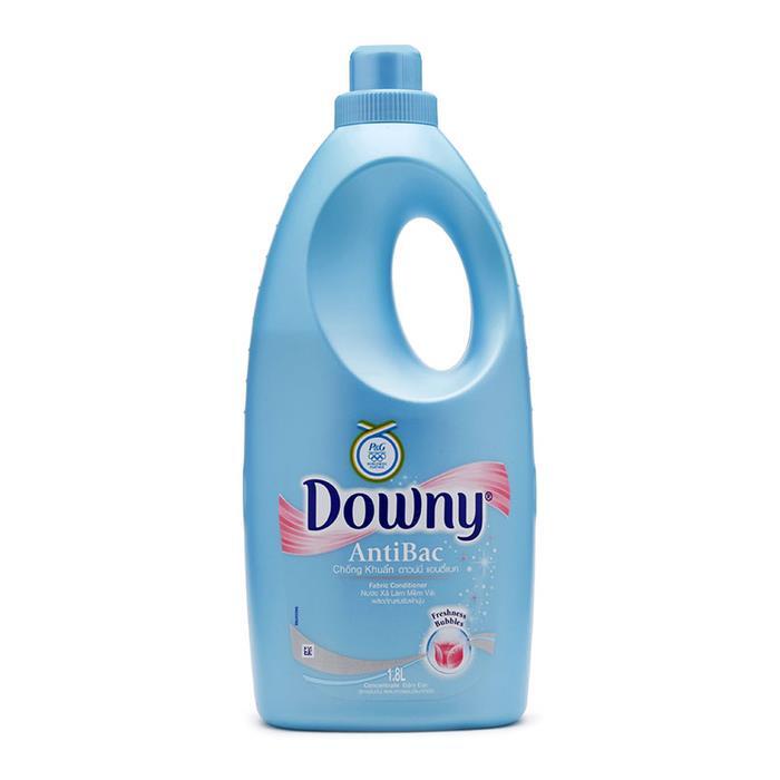 Nước xả vải Downy chống khuẩn dạng chai 1.8L