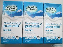 Sữa tươi tiệt trùng ít béo Meadow Fresh lốc 3 hộp x 250ml