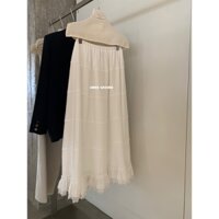 𝗟𝗔 𝗖𝗛𝗔𝗥𝗠𝗘́ | Chân váy thô trắng chân ren line ngang 60710 I MISS GROUND