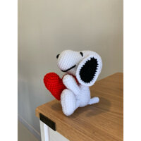 ( Hàng có sẵn ) Để bàn hoặc làm móc khóa Chó Snoopy ôm trái tim bằng len