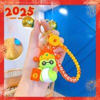 ** Móc khóa rắn xanh lá đội nón thần tài