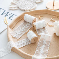 🔥 ruy băng ren trắng 🔥 ruy băng đóng gói quà tặng có hàng sẵn phụ kiện quần áo ruy băng ren Váy trang trí thủ công DIY Cuộn dây ruy băng ren bằng trang trí đa năng tiện dụng bao bì hoa ren ♤Trắng Thêu Ren Ruy Băng Sợi Ruy Băng Đạo Cụ Chụp Ảnh Nền Bộ Tra