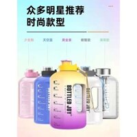 🔥 Thời trang 🔥 Bình nước thể thao 2025 Bình nước tập gym Cho nam và nữ có hàng sẵn Sức chứa lớn Mùa hè Chịu nhiệt độ cao Bình Nước Chống Rò Rỉ Nhẹ ♨Bottlejoy tấn thùng gradient dứa cốc dung tích lớn thể thao nữ ấm đun nước thể thao không gian cốc 2500ml
