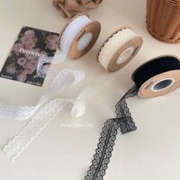 🔥 trang trí đa năng tiện dụng 🔥 Cuộn dây ruy băng ren bằng Váy trang trí thủ công DIY phụ kiện quần áo có hàng sẵn ruy băng đóng gói quà tặng ruy băng ren trắng bao bì hoa ren ruy băng ren ✵Ins Phong Cách Hàn Quốc Ren Ruy Băng Hoa Dây Buộc Dây DIY Bánh
