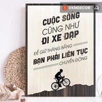 [ Tranh gỗ treo tường ] Tran gỗ TBIG - Tạo động lực mẫu câu "cuộc sống cũng như đi xe đạp để giữ thăng bằng bạn phải liê