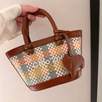 {𝒄𝒉𝒊́𝒏𝒉 𝒉𝒂̃𝒏𝒈}(𝑺𝒂̆̉𝒏𝑺𝒉𝒊𝒑) Túi cối cầm tay 𝐂𝐇𝐈𝐎’𝟐𝐍𝐃 hoạ tiết kèm charm (CD1376)