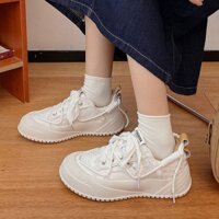 01.Giày thường hàn quốc cho nữ. Đôi giày trắng nhỏ với nền. Women 2023 new summer simple casual retro board shoes.