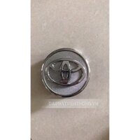 023 LOGO ỐP CHỤP MÂM LAZANG XE Ô TÔ TOYOTA 57 MM
