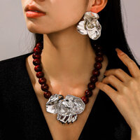 1 bộ vòng cổ mặt dây chuyền hoa lớn bạc cổ điển mới với dây chuyền xương đòn hạt kết cấu châu Âu và Mỹ phóng đại