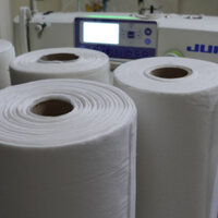 1 cây giấy lót thêu vi tính có keo ủi 100 y