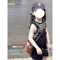 1 chiếc yếm xinh cho bé gái kết hợp áo cotton 3 lỗ