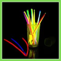 1 Hộp Lớn gồm 100 que sáng, vòng đeo dạ quang, màu sắc rực rỡ