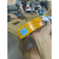1 Quận phản quang màu vàng cho xe ô tô