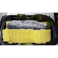 1 thanh cá trích ép trứng kèm nước tương, mù tạt, tía tô, củ cải bào