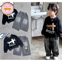 (10-28kg dưới 1m2) Set áo tay dài nỉ da cá phối quần jean dài phối rách tua rua cho bé trai (Trải sàn là ảnh thật)