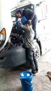 15W40 Dầu nhớt cho động cơ Diesel có Tubo - VALVOLINE dầu nhớt Hoa Kỳ nhập khẩu - Valvoline All Fleet Premium 15W40/CI-4/SL - Thay dầu sau 10,000km sử dụng - Thùng 18 lít, tặng 10 viên rửa kính.