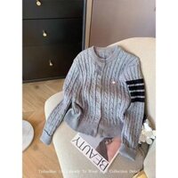 2025 Thiết kế màu xám, áo khoác len mềm mại mùa thu đông, cổ tròn bốn sọc, thêu chó con, áo khoác len trẻ trung cho phụ nữ