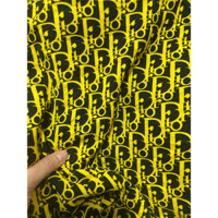 2m x 1m5 vải lụa mango chữ vàng nền đen mềm mát sang vải may bộ váy áo (1-3)