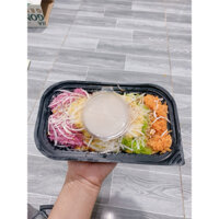 50-100 Hộp Nhựa HT-17 được thiết kế hộp hiện đại với đế đen và nắp trắng trong, bề mặt đế có đường gân nổi