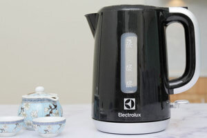 Bình - Ấm đun nước siêu tốc Electrolux EEK3505 1.7 lít