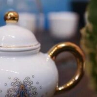 Ấm trà sứ, ấm sứ pha trà với hoạ tiết mô phỏng hoa văn tại cung đình.