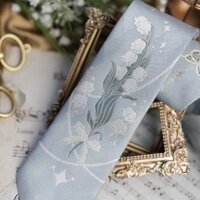 Ảnh chụp thực tế cà vạt hoa huệ thung lũng, đồng phục, bộ đồ, phụ kiện, phong cách đại học, sinh viên