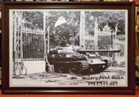 Ảnh gốc quân giải phóng dùng xe tăng húc đổ cổng dinh Độc Lập 30/04/1975 -ID 201
