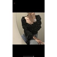 Áo cổ vuông cúp ngực.