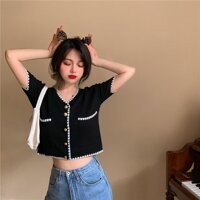 Áo croptop đen cá tính với hàng cúc vàng