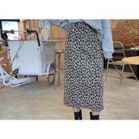 Áo croptop trễ vai - chân váy da beo