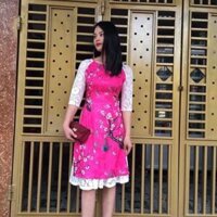 Áo dài cách tân kèm váy.