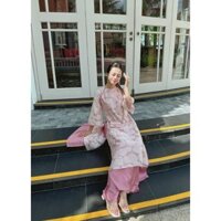 Áo dài cách tân tại tiệm " Á𝐨 𝐃à𝐢 𝐑𝐈𝐍 𝐃𝐄𝐒𝐈𝐆𝐍"  chất liệu voan dệt hoa bông, dáng xuông cách tân cổ tròn, kết viền trai