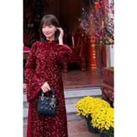 Áo dài kim sa đỏ dáng xuông tay xòe nhẹ .