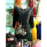 Áo đính đá và bông thêu