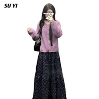 Áo khoác áo len màu tím kết hợp với bộ váy hoa