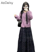 Áo khoác áo len màu tím kết hợp với bộ váy hoa