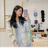 Áo khoác cardigan len Triệu lộ tư thiết kế phối hai màu xanh và trắng trẻ trung.