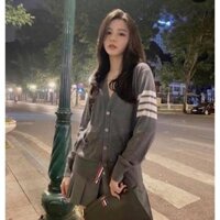 Áo Khoác Cardigan Nam Nữ Chất Len Xám Sọc Viền Đỏ Cúc Cài Form Nữ Bó