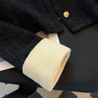 Áo khoác dạ tweed đen phối tay cổ vàng, kiểu cổ bẻ, lớp đế mới thiết kế từ Quảng Châu
