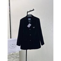Áo khoác dáng dài đính chất liệu nhung đính ngực logo tam giác Prada