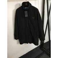 Áo khoác dáng dài đính ngực trang trí logo Prada