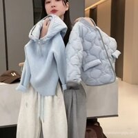 Áo khoác đệm bông thu đông cho bé trai Bộ ba mảnh 2024 Áo khoác đệm bông kho báu nam nữ mới Áo len dệt kim dày dặn Quần nhung