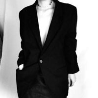 Áo khoác đen phong cách cổ điển