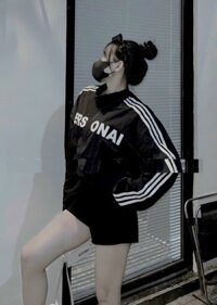 Áo Khoác dù PERS-ONA Croptop Nữ Dây Rút Lai logo in nổi phối Sọc Tay cá tính phái nữ, áo khoác lửng gió nhẹ thể thao -  Đen   - L