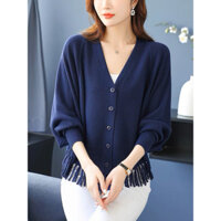 Áo khoác len choàng tua rua tay cánh dơi dáng ngắn.