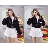 Áo khoác nhung tăm kiểu cánh dơi, nón rộng dây kéo khoen tròn.
