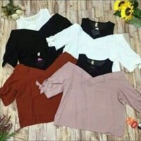 Áo kiểu khoét vai phối màu.