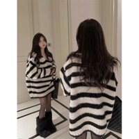 Áo Len Chui Đầu Cổ Chữ V Sọc Đen Trắng Áo Dệt Kim Phong Cách Lười Rộng Rãi Mẫu Mới Thu Đông Cho Nữ